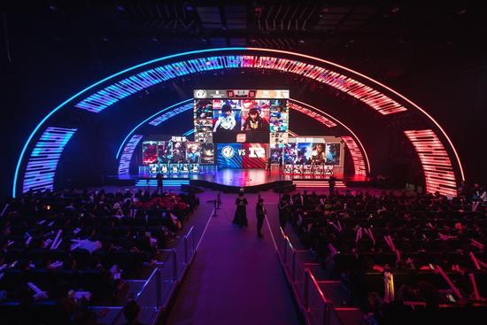 下显得尤为 下显得尤为